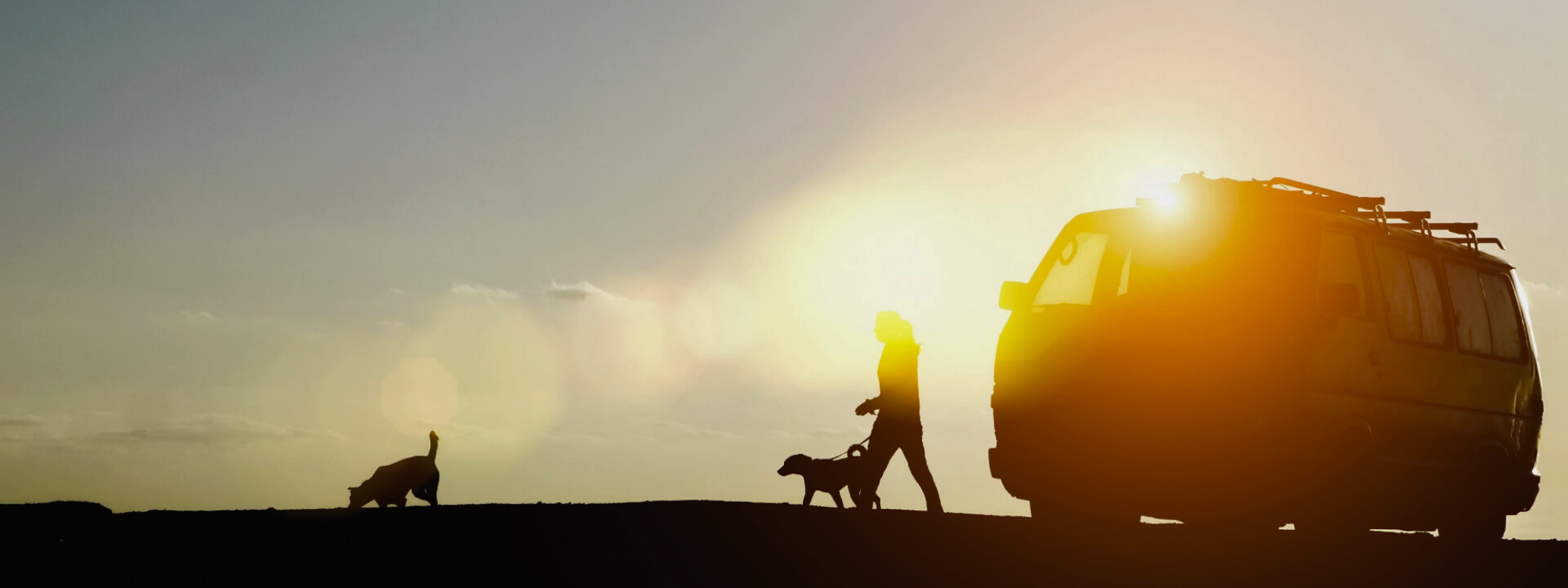 Wohnmobil im Sonnenuntergang
