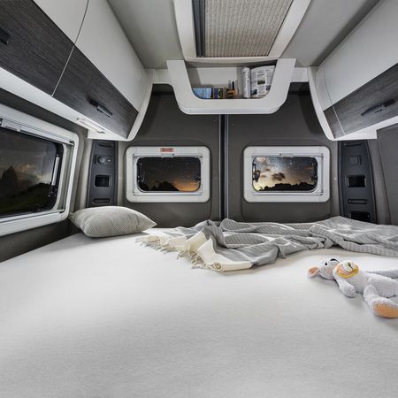 vantourer-campervan-600d-doppelbett-bei-nacht-mj-2026