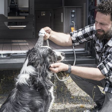 vantourer-campervan-630l-aussendusche-hund-waschen-mj-2026