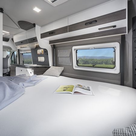 vantourer-campervan-630l-einzelbett-mit-blick-auf-kueche-mj-2026