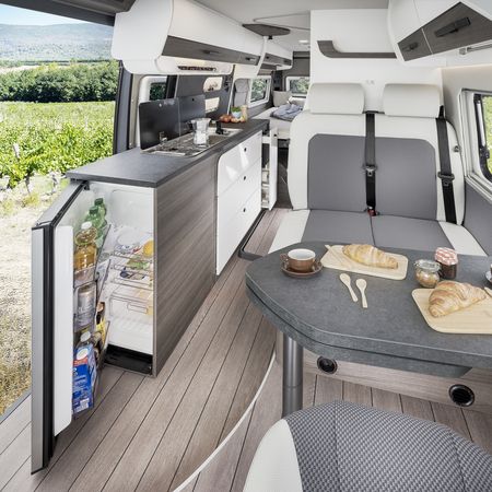 vantourer-campervan-630l-wohnen-totale-tisch-eingeklappt-2-mj-2026
